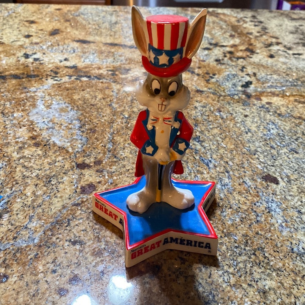 Vintage 1975 Marriott Great America Warner brothers ceramic bugs bunny
